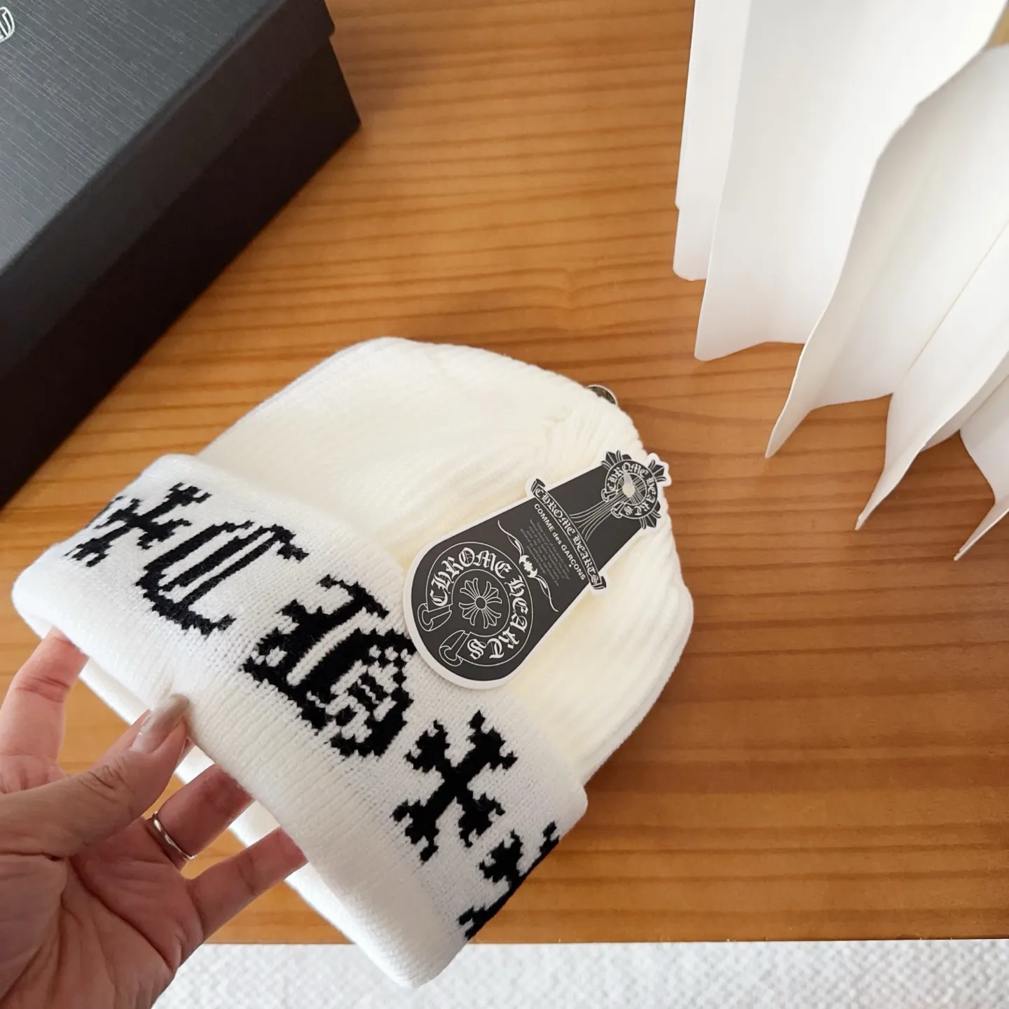 💰46 Crow Heart Autumn and Winter Wool Knitted Beanie This must be a favorite of minimalism. It is clean, neat, fashionable and versatile, and will definitely not be picky about your face shape! A fashionable classic that lasts forever! Fashionable black and white can be purchased together!